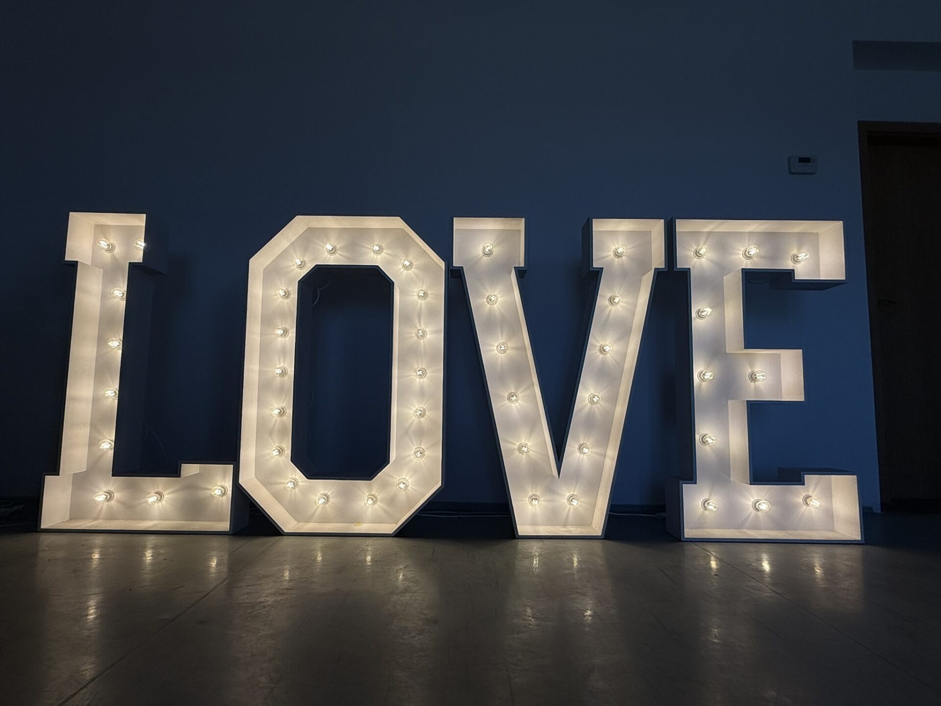 Svietiace písmená "LOVE" 1 svietiace pismena